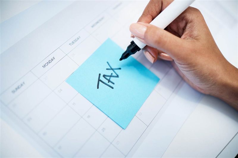 Calendar with a reminder to pay tax before the UK deadline